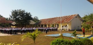 Buka MPLS, Kasek SMK N 1 Kalabahi Pesan Siswa Kenali Sekolah Kepala SMK Negeri 1 Kalabahi Idaleta Laure, S.Pd beri sambutan dalam kegiatan MPLS, Kamis (11/7) di lapangan sekolah itu.