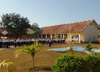 Buka MPLS, Kasek SMK N 1 Kalabahi Pesan Siswa Kenali Sekolah Kepala SMK Negeri 1 Kalabahi Idaleta Laure, S.Pd beri sambutan dalam kegiatan MPLS, Kamis (11/7) di lapangan sekolah itu.