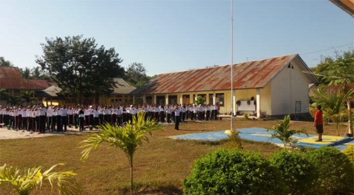 Buka MPLS, Kasek SMK N 1 Kalabahi Pesan Siswa Kenali Sekolah Kepala SMK Negeri 1 Kalabahi Idaleta Laure, S.Pd beri sambutan dalam kegiatan MPLS, Kamis (11/7) di lapangan sekolah itu.