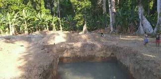 Galian Lubang Tangki SPBBU ATL Temui Genangan Air Genangan air yang terdapat pada galian diduga tangki BBM SPPBU Alor Timur Laut. (Sumber: doc APLH).