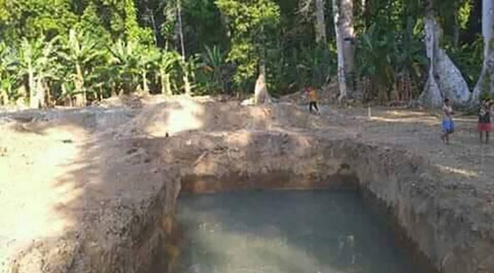 Galian Lubang Tangki SPBBU ATL Temui Genangan Air Genangan air yang terdapat pada galian diduga tangki BBM SPPBU Alor Timur Laut. (Sumber: doc APLH).