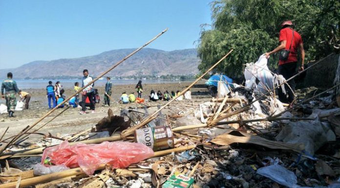 700 Relawan WCD Bersih Sampah di Alor Aksi bersih sampah relawan WCD di Alor, NTT, Sabtu, (21/9).