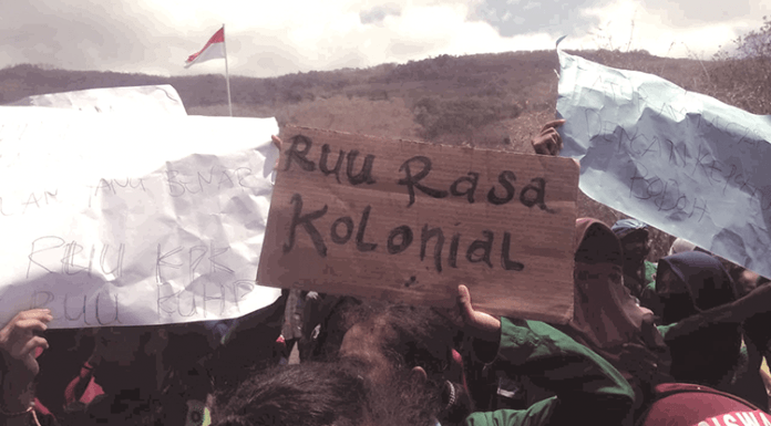 Ratusan Mahasiswa Alor NTT Tuntut Presiden Batalkan Revisi UU KPK dan RKUHP Ratusan mahasiswa Alor NTT unjukrasa tuntut Presiden batalkan Revisi UU KPK dan RKUHP, Kamis (26/9/2019) di gedung DPRD Alor..