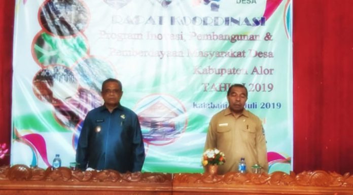 Wabup Alor Buka Rakor Inovasi Desa Wakil Bupati Alor Hj. Imran Duru, S.Pd (kiri) dan Kadis PMD Muhamad Bere saat pembukaan acara pembukaan Rakor Inovasi Desa Tahun 2019 di Hotel Kenari, Selasa (2/7).