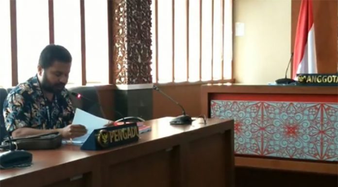 Bupati Alor Minta DKPP Beri Teguran ke Bawaslu RI Kuasa Hukum Bupati Alor Drs. Amon Djobo, Walter Musa Marthinus Datemoli, saat sidang di DKPP RI, Jakarta, 3 Juli 2019. (Sumber: dkpp).