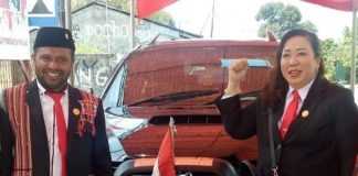 Emi Nomleni Umumkan Ketua DPRD Alor Definitif, Ini Sosoknya Dua calon Ketua DPRD Alor; Walter E. Datemoli, SE (kiri) dan Enny Anggrek, SH foto bersama usai pelantikan Anggota DPRD Alor. (Sumber: Medium.com).