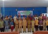 Pamsimas Alor Pelatihan Kapasitas Aparatur Desa dan Sinkronisasi Program RKM Kadis P3MD Muhamad Bere dan Kadis PR Dominggus Salmau foto bersama peserta usai acara pembukaan.