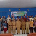Pamsimas Alor Pelatihan Kapasitas Aparatur Desa dan Sinkronisasi Program RKM Kadis P3MD Muhamad Bere dan Kadis PR Dominggus Salmau foto bersama peserta usai acara pembukaan.