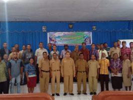 Pamsimas Alor Pelatihan Kapasitas Aparatur Desa dan Sinkronisasi Program RKM Kadis P3MD Muhamad Bere dan Kadis PR Dominggus Salmau foto bersama peserta usai acara pembukaan.