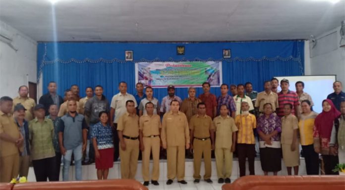 Pamsimas Alor Pelatihan Kapasitas Aparatur Desa dan Sinkronisasi Program RKM Kadis P3MD Muhamad Bere dan Kadis PR Dominggus Salmau foto bersama peserta usai acara pembukaan.