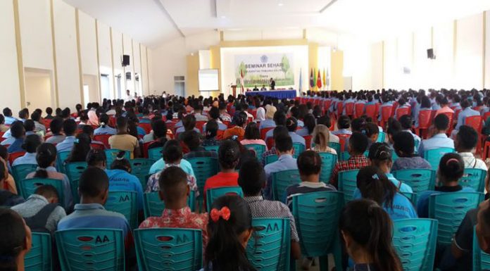 Rektor Untrib Buka Seminar Nasional Lingkungan Hidup Rektor Untrib Alvons F. Gorang, S.Sos.,MM, membuka kegiatan Seminar Nasional, Senin (28/10/2019) di Aula Perjuangan, Kalabahi.