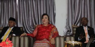 Asal Suku Agama Berbeda, Pimpinan DPRD Alor Jadi Simbol Keberagaman Tiga Pimpinan DPRD Alor; Ketua DPRD Enny Anggrek (tengah) diapit Sulaiman Singh (kiri) dan Yulius Mantaon.