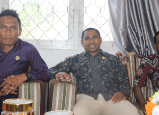 DPRD Alor Siap Produksi Perda Inisiatif; Sampah dan Pariwisata Anggota DPRD Alor; Dony M. Mooy (kiri), Reiner Atabui dan Mulyawan Djawa