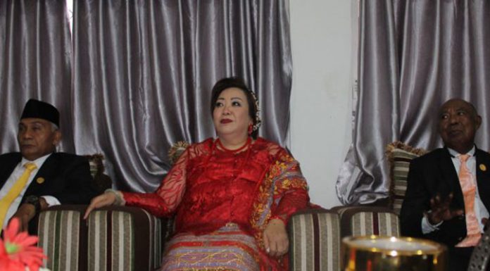 Asal Suku Agama Berbeda, Pimpinan DPRD Alor Jadi Simbol Keberagaman Tiga Pimpinan DPRD Alor; Ketua DPRD Enny Anggrek (tengah) diapit Sulaiman Singh (kiri) dan Yulius Mantaon.