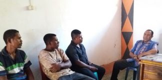 Disnaker NTT Diminta Bereskan Sengketa Pekerja dan Enny Anggrek Heryanto Manu (ketiga dari kiri) dampingi pekerja adukan Enny Anggrek ke Disnaker Alor, Kamis (3/10) di Kalabahi.