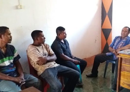 Disnaker NTT Diminta Bereskan Sengketa Pekerja dan Enny Anggrek Heryanto Manu (ketiga dari kiri) dampingi pekerja adukan Enny Anggrek ke Disnaker Alor, Kamis (3/10) di Kalabahi.