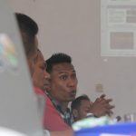 Dony Mooy: OPD yang Baku Pukul Urus Sampah, Nanti Hadapi Saya di DPRD Anggota DPRD Alor, Dony Menase Mooy, S.Pd bicara masalah tatakelola sampah di acara penyusunan draf Ranperda Pengelolaan Sampah, Senin (28/10) di aula Bapelitbang, Kalabahi.