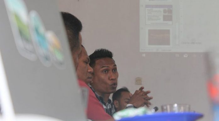 Dony Mooy: OPD yang Baku Pukul Urus Sampah, Nanti Hadapi Saya di DPRD Anggota DPRD Alor, Dony Menase Mooy, S.Pd bicara masalah tatakelola sampah di acara penyusunan draf Ranperda Pengelolaan Sampah, Senin (28/10) di aula Bapelitbang, Kalabahi.