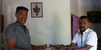 PHK Sepihak, Karyawan KSU Budi Artha Lapor SPSI Alor Ketua SPSI Alor Drs. Viktor Dakamoli (kiri) menerima laporan pengaduan Karyawan KSU. Budi Artha Alhamdi Hadiran (kanan), Senin (7/10) di kantor SPSI, Kalabahi.