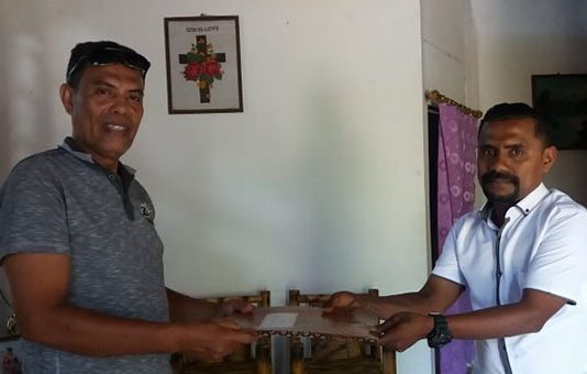 PHK Sepihak, Karyawan KSU Budi Artha Lapor SPSI Alor Ketua SPSI Alor Drs. Viktor Dakamoli (kiri) menerima laporan pengaduan Karyawan KSU. Budi Artha Alhamdi Hadiran (kanan), Senin (7/10) di kantor SPSI, Kalabahi.