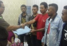 Kejati NTT Teken Sprindik Baru Sidik Korupsi Setwan Alor Kasie Penkum Kejati NTT Abdul Hakim menerima pernyataan sikap Ketua Kemahnuri Arjun Lankari, Senin (30/9) di kantor Kejati NTT, Jl. Adhyaksa No.1 Kupang.