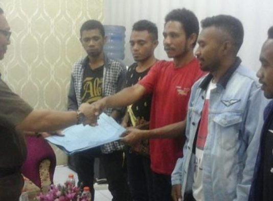 Kejati NTT Teken Sprindik Baru Sidik Korupsi Setwan Alor Kasie Penkum Kejati NTT Abdul Hakim menerima pernyataan sikap Ketua Kemahnuri Arjun Lankari, Senin (30/9) di kantor Kejati NTT, Jl. Adhyaksa No.1 Kupang.