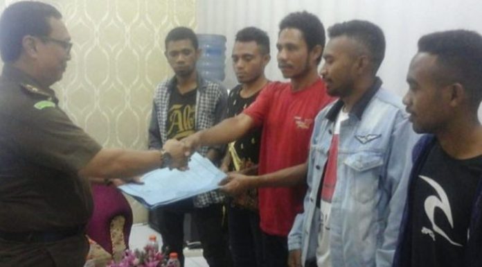 Kejati NTT Teken Sprindik Baru Sidik Korupsi Setwan Alor Kasie Penkum Kejati NTT Abdul Hakim menerima pernyataan sikap Ketua Kemahnuri Arjun Lankari, Senin (30/9) di kantor Kejati NTT, Jl. Adhyaksa No.1 Kupang.