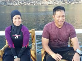 Kapolda NTT: Terumbu Karang Alor Indah Sekali Kapolda NTT Irjen Pol. H. Hamidin didampingi istrinya ketika menyelam di perairan Ternate, Kabupaten Alor, Minggu (29/9). (Foto: Dani Manu).