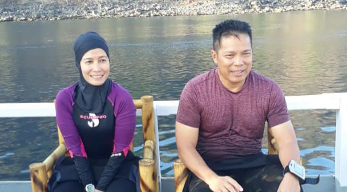 Pegiat Pariwisata Desak Kapolda NTT Berantas Bom Ikan di Alor Kapolda NTT Irjen Pol. H. Hamidin didampingi istrinya ketika menyelam di perairan Ternate, Kabupaten Alor, Minggu (29/9). (Foto: Dani Manu).