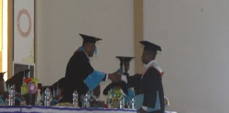 Sekdes di Pegunungan Alor Selatan ini Jadi Lulusan Terbaik Untrib Tahun 2019 Rektor Untrib Alvons Gorang, S.Sos.,MM pindah toga lulusan terbaik, Nikodemus Makalbani, S.M