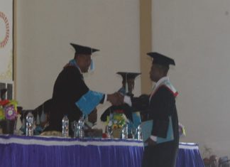 Sekdes di Pegunungan Alor Selatan ini Jadi Lulusan Terbaik Untrib Tahun 2019 Rektor Untrib Alvons Gorang, S.Sos.,MM pindah toga lulusan terbaik, Nikodemus Makalbani, S.M