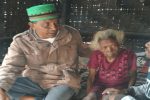 Nenek Lodia Fanmabi Butuh Bantuan Rumah Safrudin Tonu (kiri) ketika menemui nenek Lodia Fanmabi dan cucunya di Desa Welai Selatan, Senin (14/10).