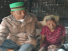 Nenek Lodia Fanmabi Butuh Bantuan Rumah Safrudin Tonu (kiri) ketika menemui nenek Lodia Fanmabi dan cucunya di Desa Welai Selatan, Senin (14/10).