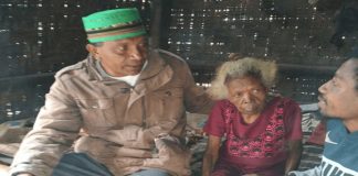 Nenek Lodia Fanmabi Butuh Bantuan Rumah Safrudin Tonu (kiri) ketika menemui nenek Lodia Fanmabi dan cucunya di Desa Welai Selatan, Senin (14/10).