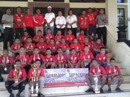 Meski Boyong Piala Soeratin Cup 2019, Pemkab Tak Beri Hadiah ke Persap Alor Tim Persap Alor pose bersama Asisten III Dorsila Pulinggomang, setelah tiba di Alor, Rabu (30/10) di kantor Bupati Alor, Batunirwala. (Sumber: Humas Setda Alor).