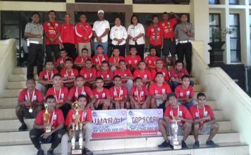Meski Boyong Piala Soeratin Cup 2019, Pemkab Tak Beri Hadiah ke Persap Alor Tim Persap Alor pose bersama Asisten III Dorsila Pulinggomang, setelah tiba di Alor, Rabu (30/10) di kantor Bupati Alor, Batunirwala. (Sumber: Humas Setda Alor).