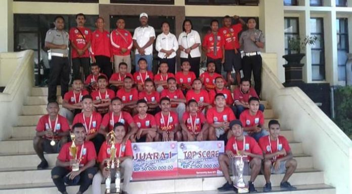 Meski Boyong Piala Soeratin Cup 2019, Pemkab Tak Beri Hadiah ke Persap Alor Tim Persap Alor pose bersama Asisten III Dorsila Pulinggomang, setelah tiba di Alor, Rabu (30/10) di kantor Bupati Alor, Batunirwala. (Sumber: Humas Setda Alor).