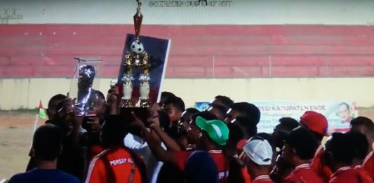 Bantai PSK Kupang, Persap Alor Juara Soeratin Cup 2019 Tim kesebelasan Persap Alor menerima hadiah piala bergilir Soeratin Cup U17 Tahun 2019 di Stadion Marilonga, Ende, Kamis (24/10).
