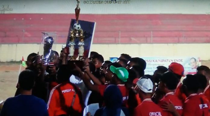 Bantai PSK Kupang, Persap Alor Juara Soeratin Cup 2019 Tim kesebelasan Persap Alor menerima hadiah piala bergilir Soeratin Cup U17 Tahun 2019 di Stadion Marilonga, Ende, Kamis (24/10).