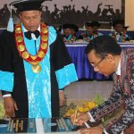 Resmikan BLK dan Rusunawa Untrib, Sekda NTT Pesan Cetak SDM Unggul Sekda NTT Ir. Ben Polo Maing, tanda tangan prasasti peresmian gedung BLK dan Rusunawa Untrib, Rabu (30/10) di aula Perjuangan, Batunirwala.