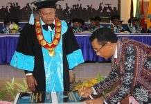 Resmikan BLK dan Rusunawa Untrib, Sekda NTT Pesan Cetak SDM Unggul Sekda NTT Ir. Ben Polo Maing, tanda tangan prasasti peresmian gedung BLK dan Rusunawa Untrib, Rabu (30/10) di aula Perjuangan, Batunirwala.