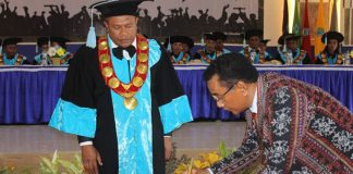Resmikan BLK dan Rusunawa Untrib, Sekda NTT Pesan Cetak SDM Unggul Sekda NTT Ir. Ben Polo Maing, tanda tangan prasasti peresmian gedung BLK dan Rusunawa Untrib, Rabu (30/10) di aula Perjuangan, Batunirwala.