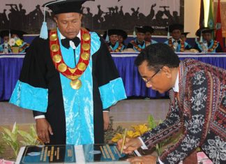 Resmikan BLK dan Rusunawa Untrib, Sekda NTT Pesan Cetak SDM Unggul Sekda NTT Ir. Ben Polo Maing, tanda tangan prasasti peresmian gedung BLK dan Rusunawa Untrib, Rabu (30/10) di aula Perjuangan, Batunirwala.