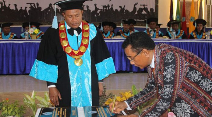Resmikan BLK dan Rusunawa Untrib, Sekda NTT Pesan Cetak SDM Unggul Sekda NTT Ir. Ben Polo Maing, tanda tangan prasasti peresmian gedung BLK dan Rusunawa Untrib, Rabu (30/10) di aula Perjuangan, Batunirwala.