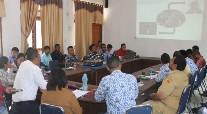 Draf Ranperda Pengelolaan Sampah di Alor Mulai Dirumuskan Kegiatan diseminasi hasil kajian dan lokakarya evaluasi regulasi persampahan dan pengingkatan kesadaran publik, Senin (28/10) di aula Bapelitbang Alor.