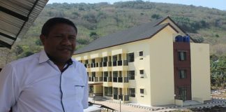 Gubernur NTT Dipastikan Resmikan Rusunawa dan BLK Untrib Rektor Untrib Alvons F. Gorang, S.Sos.,MM berdiri berlatar gedung Rusunawa yang akan diresmikan Gubernur NTT, 30 Oktober 2019.