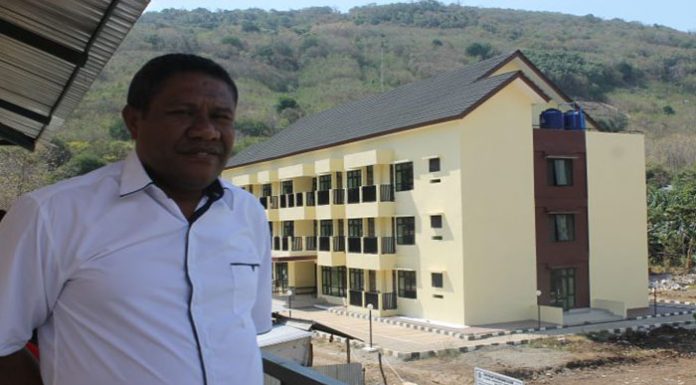 Gubernur NTT Dipastikan Resmikan Rusunawa dan BLK Untrib Rektor Untrib Alvons F. Gorang, S.Sos.,MM berdiri berlatar gedung Rusunawa yang akan diresmikan Gubernur NTT, 30 Oktober 2019.