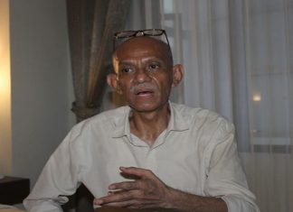 Dr Roddialek Polo Ajak Pasangan Kekasih Tanam Pohon Dr. Roddialek Polo, diwawancarai wartawan di Hotel Pulo Alor, Kalabahi.