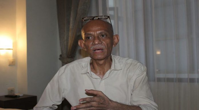 Dr Roddialek Polo Ajak Pasangan Kekasih Tanam Pohon Dr. Roddialek Polo, diwawancarai wartawan di Hotel Pulo Alor, Kalabahi.