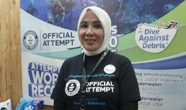Istri Kapolri Wisata Dugong di Alor Istri Kapolri Jenderal Tito Karnavian, Tri Suswati. (Sumber: detik.com).